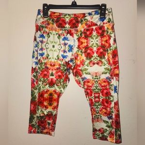 LuLaRoe Jade White Floral Workout Capri Leggings size Medium